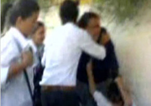 Okul önünde kızların kapışması