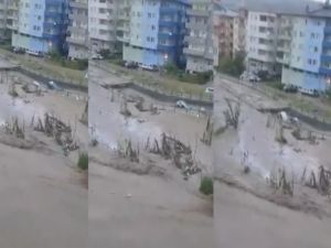 Otomobilini kurtarmak isterken canından oluyordu