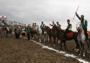 Plajda cirit müsabakası yapıldı