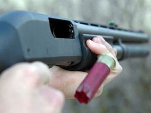 Eski eşinin erkek arkadaşını pompalı tüfekle öldürdü