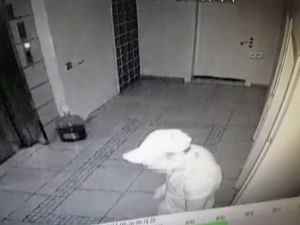 Binlerce liralık soygun yapan zanlılar kamerada !