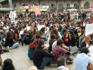 Bombalı saldırı oturma eylemiyle protesto edildi
