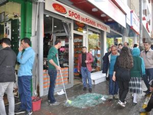 Saldırıyı protesto bahanesiyle iş yerlerine saldırdılar