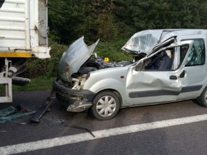 TIR’a çarpan araçtaki 2 kişi öldü