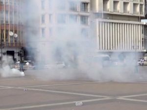 Terör saldırısını protesto bahanesiyle polise saldırdılar