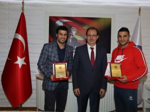 Rektörden şampiyon boksörlere ödül