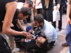 Hamile kadın polisle eylemciler arasında kaldı