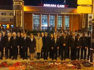 Büyükelçilerden olay yerine 97 karanfil