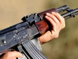 Uzun namlulu silahlarla ev taradılar: 1 ölü, 2 yaralı!