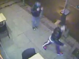 Genç kıza laf attı, canından oldu