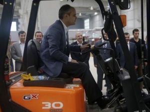 Spor Bakanı forklift kullandı
