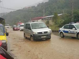Trabzon’u sağanak yağış vurdu
