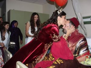 Damat rahatsızlanınca kına gecesi hastanede yapıldı