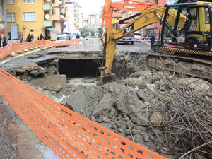 Rize'de çöken yolun altından dere çıktı!