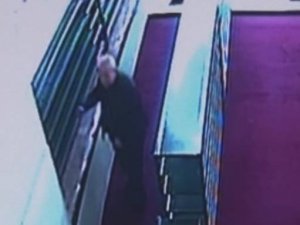 Camilerden Ayakkabı Çalan Yaşlı Hırsız Yakalandı