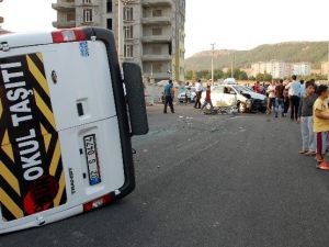 Öğrenci servisi takla attı: 10 yaralı