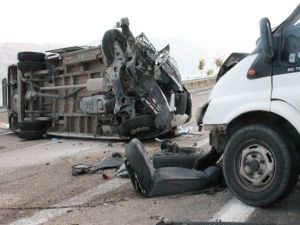 Minibüsler çarpıştı: 1 ölü, 6 yaralı