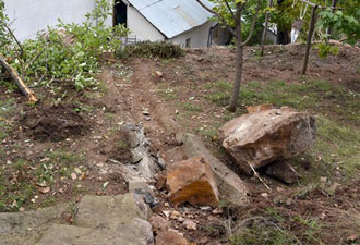 Yamaçtan yuvarlanan kayalar korkutuyor