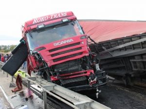 Devrilen TIR yolu ulaşıma kapattı