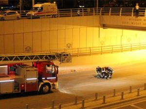 Alkollu kadın kendisini korkuluklardan attı!