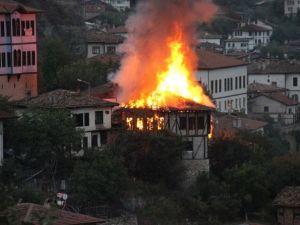 Tarihi ev alevlere teslim oldu