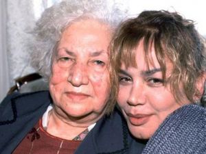 Annesinin başından bir an olsun ayrılmıyor