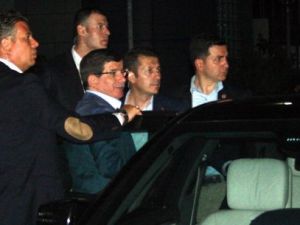 Davutoğlu’ndan vurulan belediye başkanına ziyaret