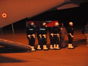 Şehit polisin cenazesi uçakla getirildi
