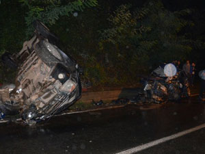 Otomobil ile kamyonet kafa kafaya çarpıştı