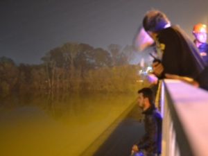 Eşiyle tartıştı, köprüye çıktı