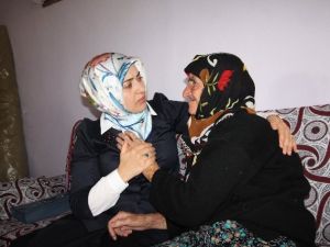 Vali eşi halkın arasında gezip ihtiyaçlarını karşılıyor