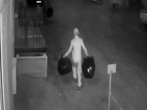 10 dakikada 10 bin liralık sigara çaldılar