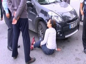 Çantasını vermek istemedi yerde sürüklendi