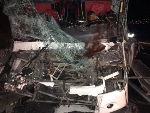 Yolcu otobüsü TIR’a arkadan çarptı: 1 ölü, 24 yaralı