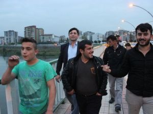 Irmağın ortasında mahsur kaldı