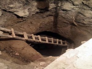 Tarihi eser aramak için evinin altına kuyu kazdı