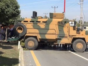 Askeri araç kaza yaptı: 1 ölü, 3 yaralı