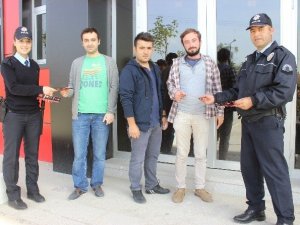 Polisten Taraftara ’Sporda Şiddete Son’ Broşürü