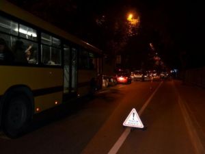 Yaya geçidinden geçerken minibüsün altında kaldı