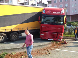 Trabzon'a gelen tır kaza yaptı!