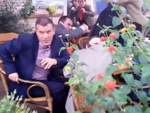 Bakan yardımcısına yumurtalı saldırı