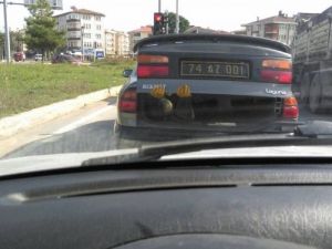 Resmi otomobilin bagajında tehlikeli yolculuk