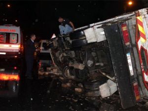 Kontrolden çıkan kamyon refrüje devrildi