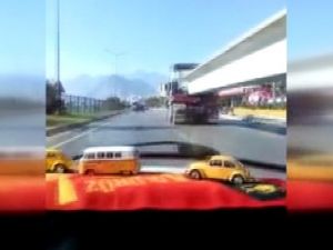 Otomobil TIR’ın dorsesinin altından geçti