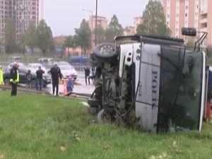 Çevik kuvvet otobüsü devrildi