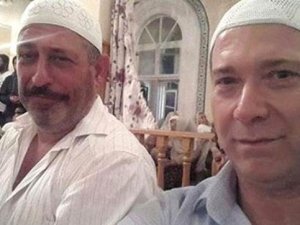 Cem Yılmaz takke taktı