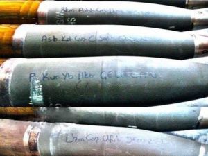 Şehitlerin isimleri yazılıyor