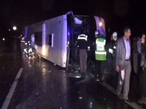 TEM otoyolunda yolcu otobüsü devrildi