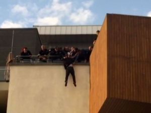 İntihar etmek isteyen kişi havada yakalandı