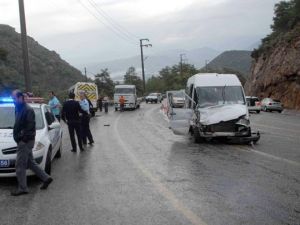 Öğrenci servisiyle otel servisi çarpıştı: 13 yaralı